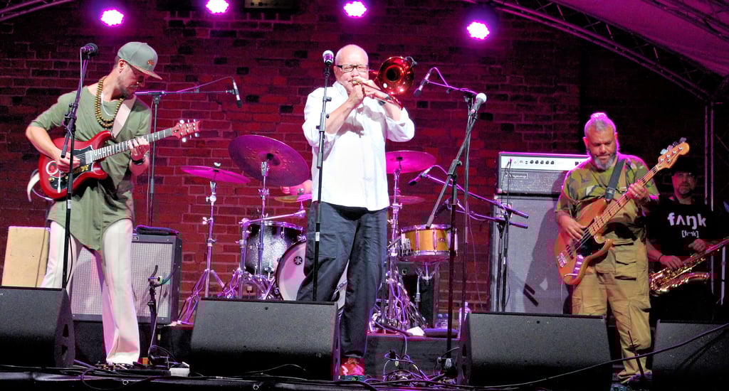 Lange mussten sich die Fans gedulden, bis „Mister Red Horn“ Nils Landgren mit seiner „Funk Unit“ auf der Bühne loslegen konnte.