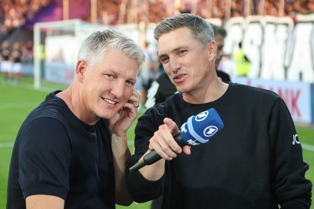 Osnabrücks Trainer Tobias Schweinsteiger (r) steht vor Spielbeginn neben seinem Bruder Bastian Schweinsteiger