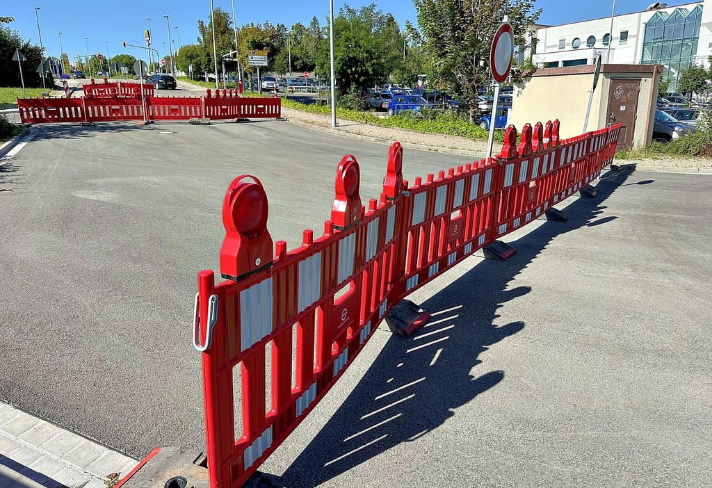 Eigentlich sollte die Gehringstraße am „Kaufland“ schon wieder für den Verkehr freigegeben sein. Doch die Stadt Naumburg nahm die Arbeiten am Straßenbelag nicht ab, so dass nun womöglich nachgearbeitet werden muss.