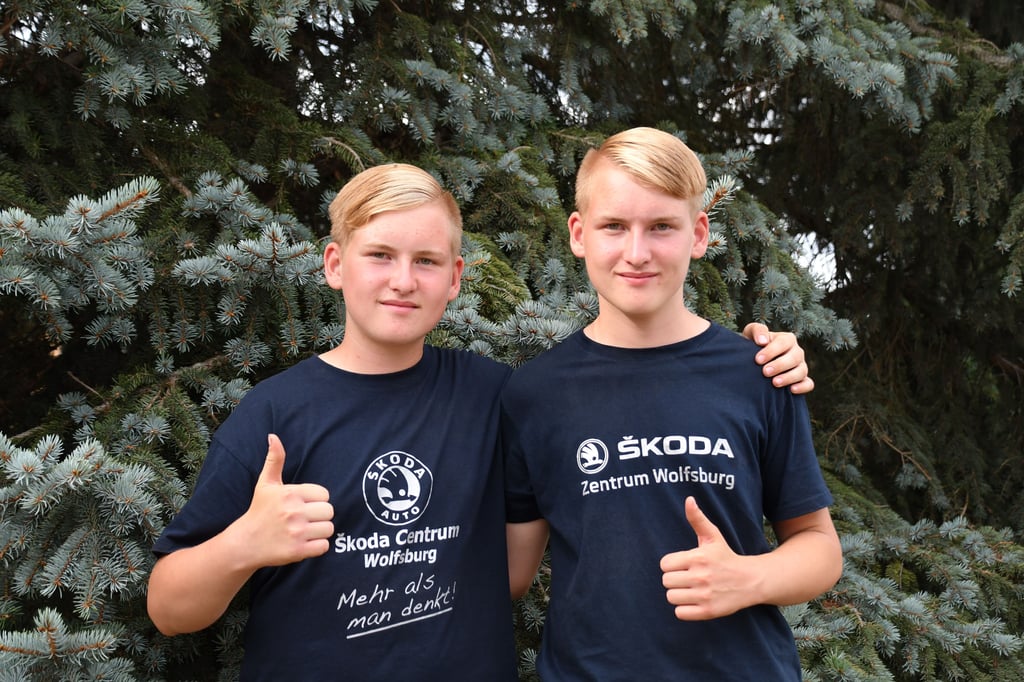 Daumen hoch für Theo (links) und Max. Die Zwillinge unterstützten die Organisatoren jeden Tag und packten beim Umbau fleißig mit an.