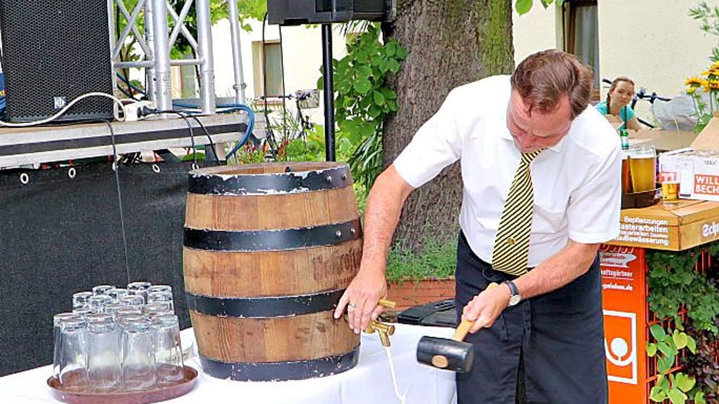 Es ist geschafft. Das Bier kann gezapft werden.