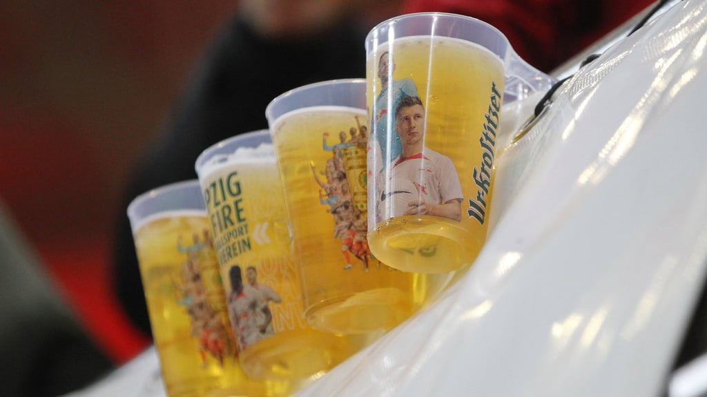 Das Bier fließt in der Red Bull Arena in Strömen.