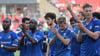 Die Spieler des 1. FC Magdeburg lassen sich vor ihren Fans feiern: Sie gewannen im DFB-Pokal gegen Jahn Regensburg. Die Leistung der Spieler ist trotz Sieg ausbaufähig.