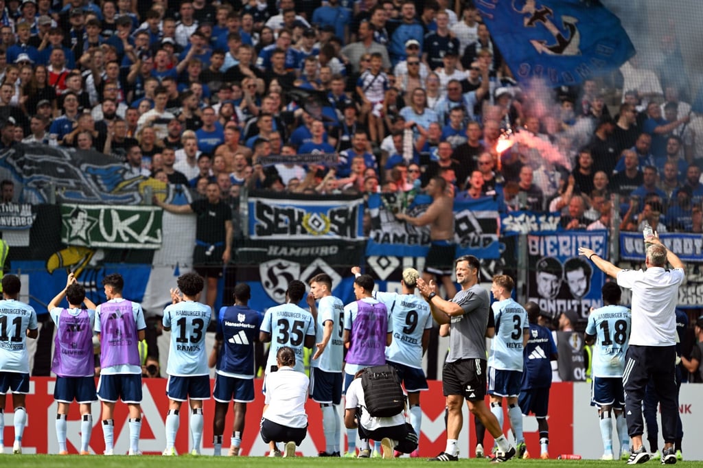 Die HSV-Mannschaft feiert mit den Fans den Sieg bei Rot-Weiss Essen.