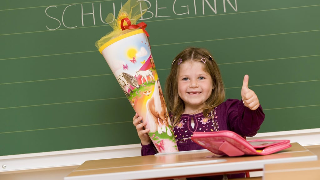Daumen hoch? Zumindest diese Erstklässlerin. Die Eltern dagegen müssen sichfür diesen besonderen Tag oft in Unkosten stürzen.
