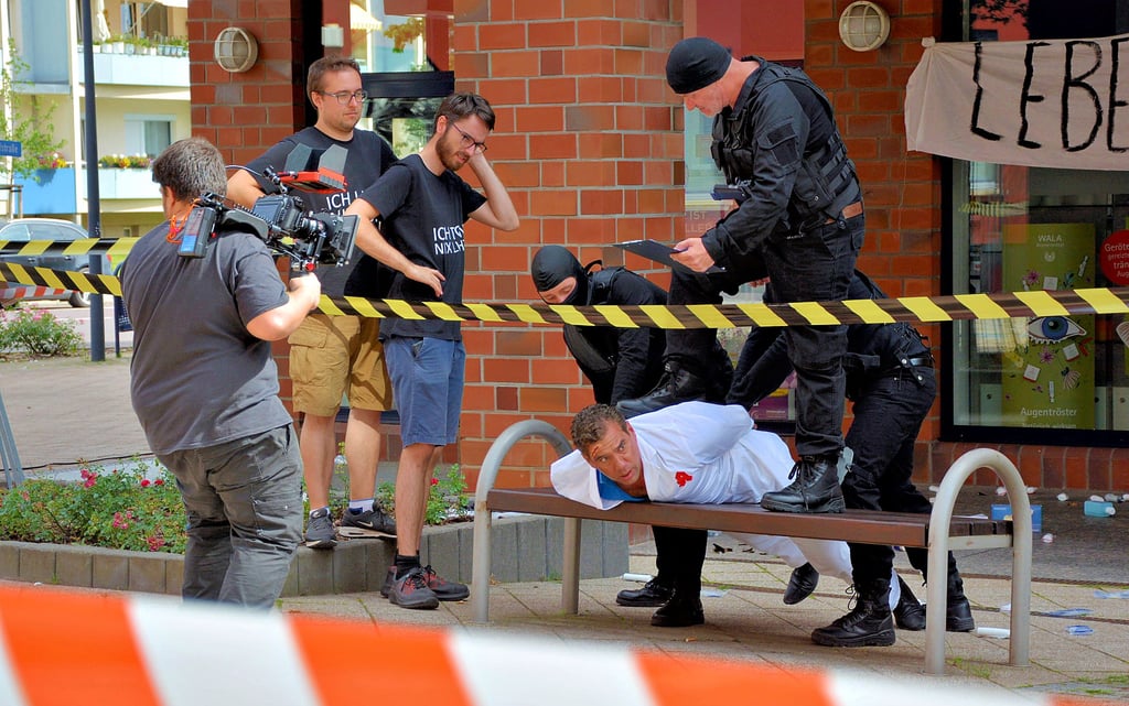 Kamermann Sinan Coban (l.) drehte die brutalen Apotheker-Szenen in Wolmirstedt aus vielen Perspektiven. Regisseur Lars Goerke (3.v.l.) und Co-Regisseur Robin Mandel (2.v.l.) ließen die Darsteller und Statisten mehrfach proben.