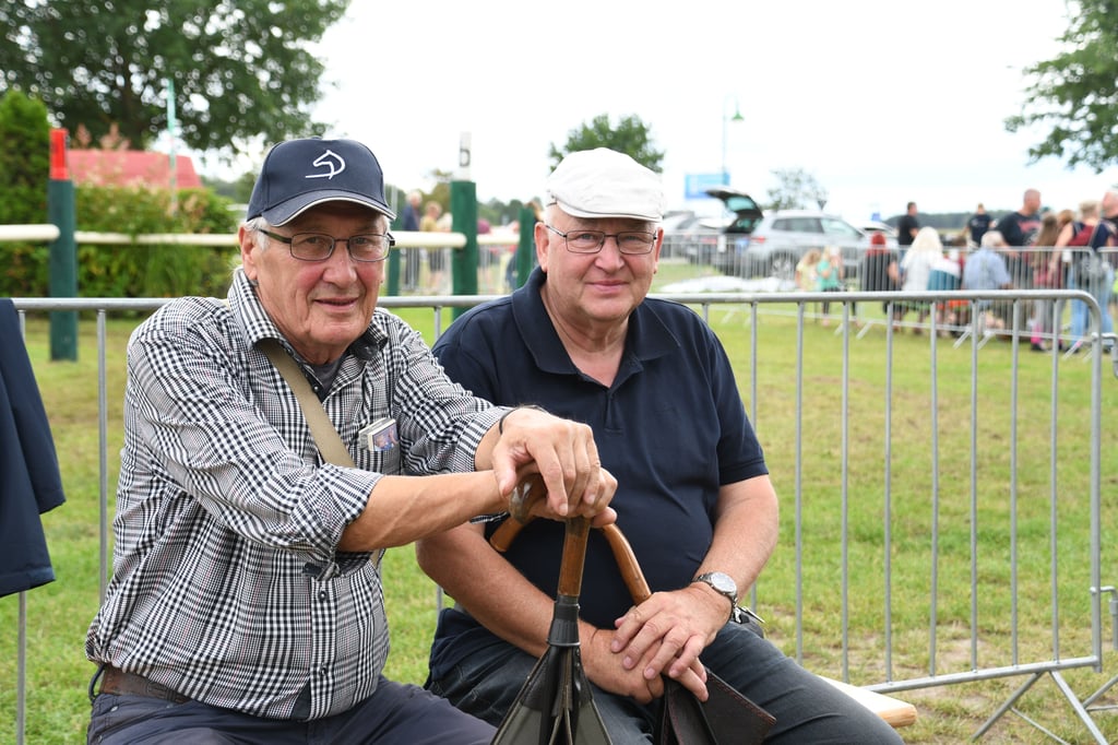 Rüdiger Schmidt (links) und Lothar Volkwein aus Schwerin sind große Pferdesportfans und und verfolgten in Bösdorf alle Wettkämpfe.