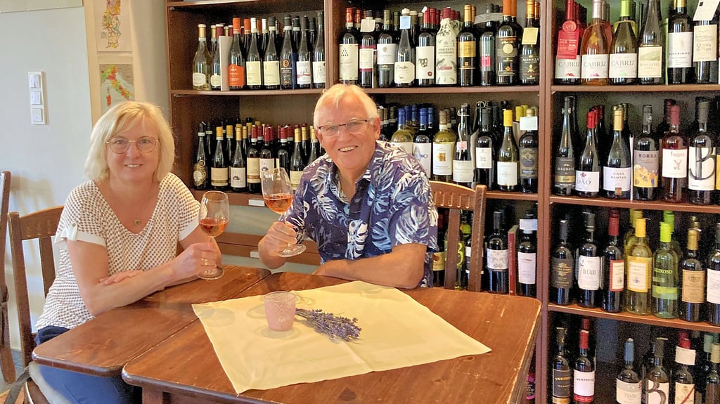 Ein Schluck auf 20 Jahre „Villa del Vino“: die Inhaber Claudia Bächler und Hans-Jürgen Pietsch