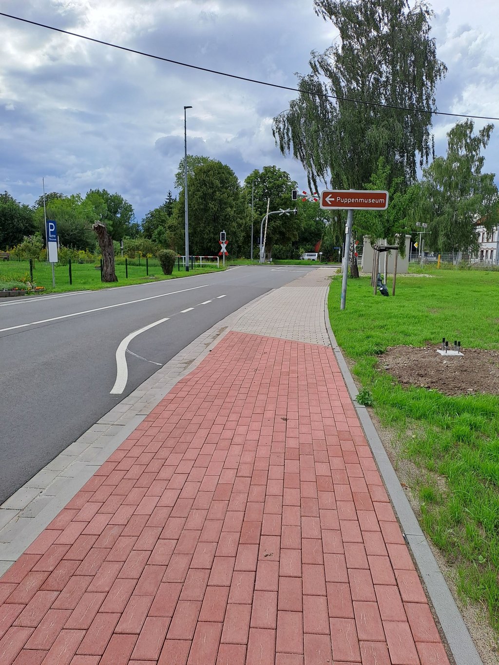 Der Radweg endet auf Höhe des Puppenmuseums in Nienhagen und führt auf die Straße.