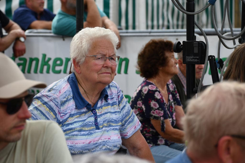 Früher organisierte Gerda Schreier mit ihrem Mann die Pferdesportturniere. Heute beobachtet sie als Ehrenmitglied das Geschehen von der Tribüne.