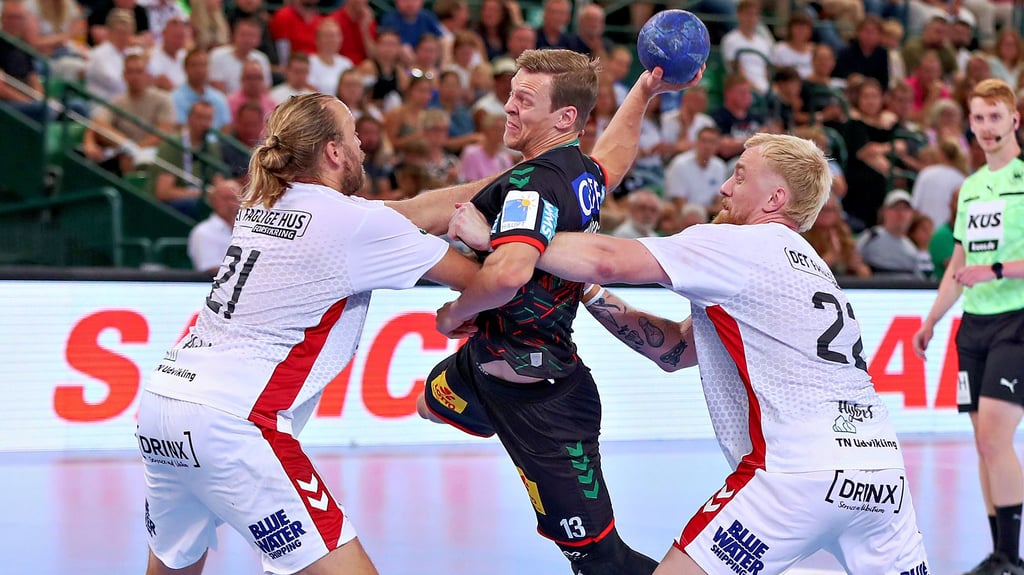 Janus Dadi Smarason (M.) – hier beim 33:32-Finalsieg im So-Tech Cup gegen Aalborg Handball – soll das Angriffsspiel des SC Magdeburg lenken.