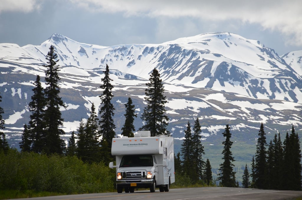 Wer hier mit dem Wohnmobil fahren will, braucht einen internationalen Führerschein: Alaska zählt zu den US-Bundesstaaten, wo das Zusatzdokument Pflicht ist.