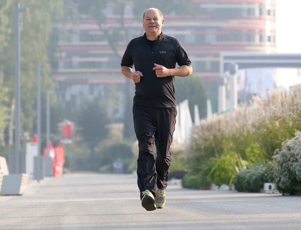 Kanzler Scholz bei einer Laufrunde im August 2013. Eigenen Angaben zufolge geht er zwei bis drei Mal die Woche joggen.