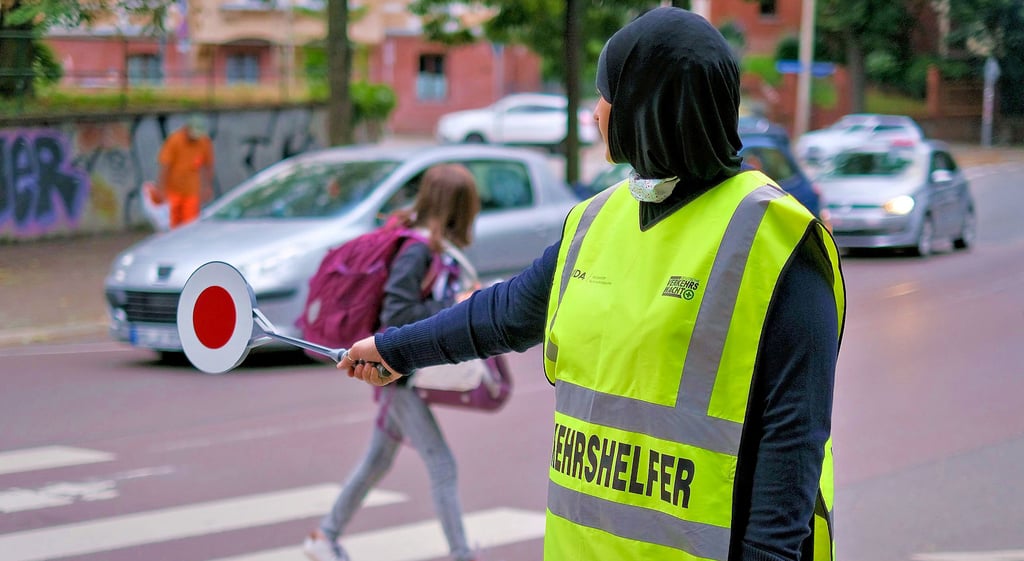 Wie hier am Fußgängerüberweg an der Schorre werden auch zum diesjährigen Schulstart wieder Verkehrslotsen in Halle im Einsatz sein. 