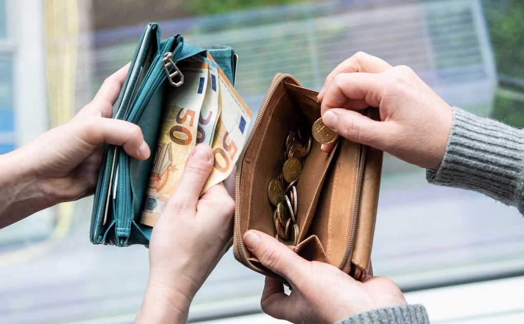 Trotz Ferienjobs knapp bei Kasse? Dann kann sich die Abgabe einer Steuererklärung lohnen. Gerade bei jungen Menschen gibt es gezahlte Steuern nämlich oft zurück.