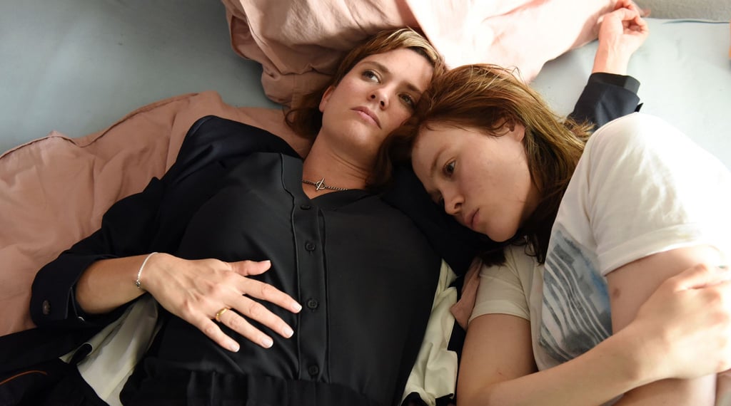 Clara (Emily Cox) und Leonie (Paula Kober) in einer Szene der ersten Folge der ARD-Dramaserie „37 Sekunden“.