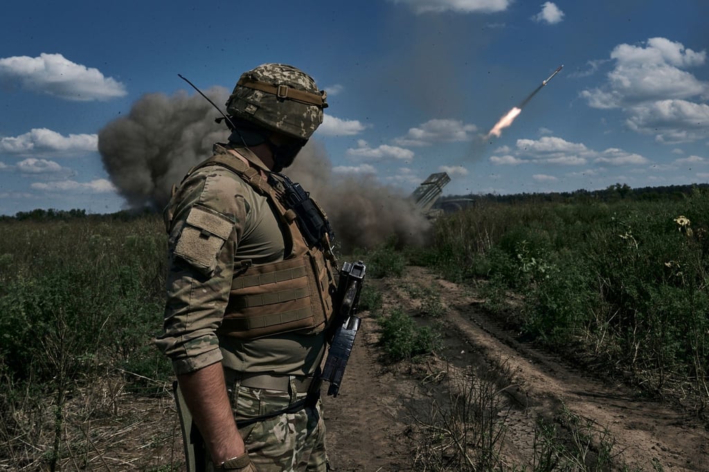 Ein ukrainischer Soldat beobachtet, wie ein Grad-Mehrfachraketenwerfersystem in der Nähe von Bachmut Raketen abfeuert.