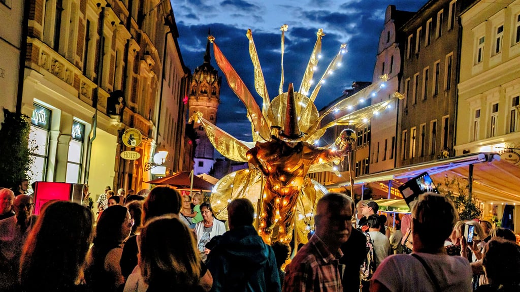 Die 19. Wittenberger Erlebnisnacht lockte am Sonnabend erneut Tausende Besucher in die Innenstadt. An 23 Stationen wurde von 19 bis 24 Uhr viel geboten, aber auch auf den Straßen ließ sich was erleben, zum Beispiel eine Begegnung mit diesem Herrn hier, der Licht- und Sternenzauber versprühte.