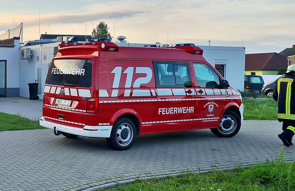 Feuerwehrkräftean der Schulküche in Flessau. Dort hatte ein Brandmelder Alarm geschlagen.