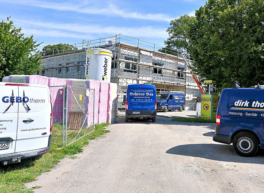Die zahlreichen Firmenfahrzeuge zeugen davon, dass etliche Firmen den Schulneubau voranbringen.