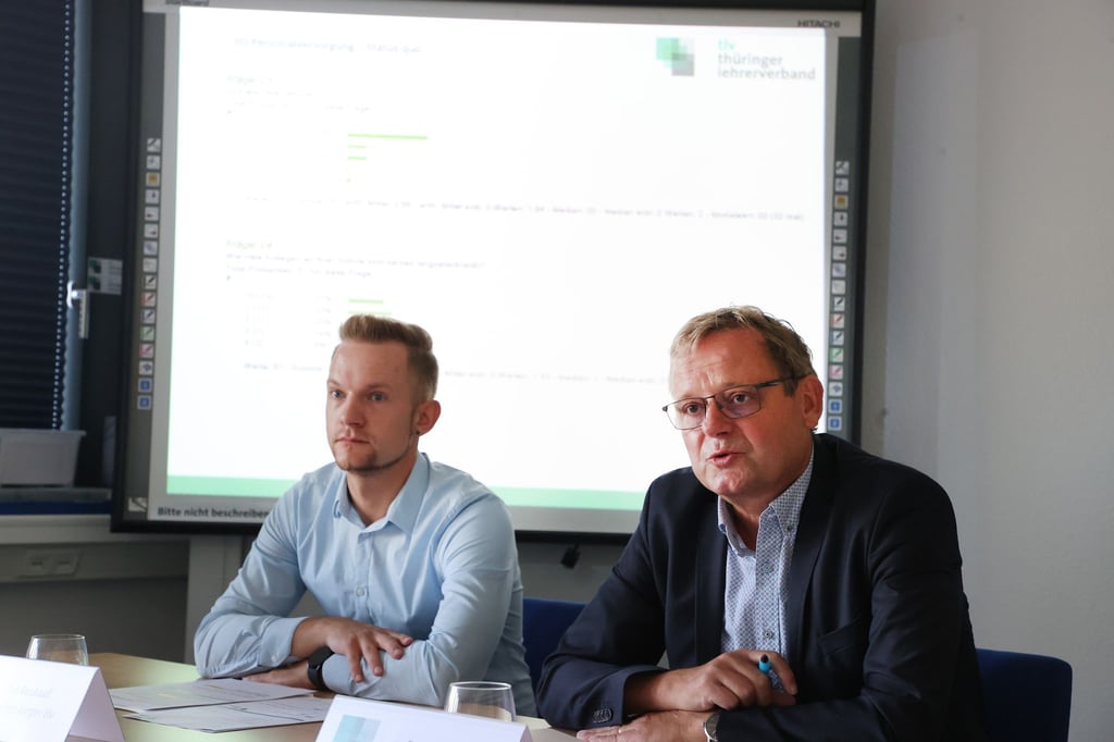 Tim Reukauf (l), Sprecher Junger Thüringer Lehrerverband, und Frank Fritze, Vorsitzender Thüringer Lehrerverband.