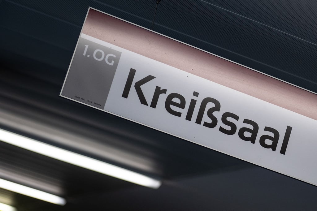 Das Schild "Kreißsaal" ist im Flur eines Krankenhauses befestigt.