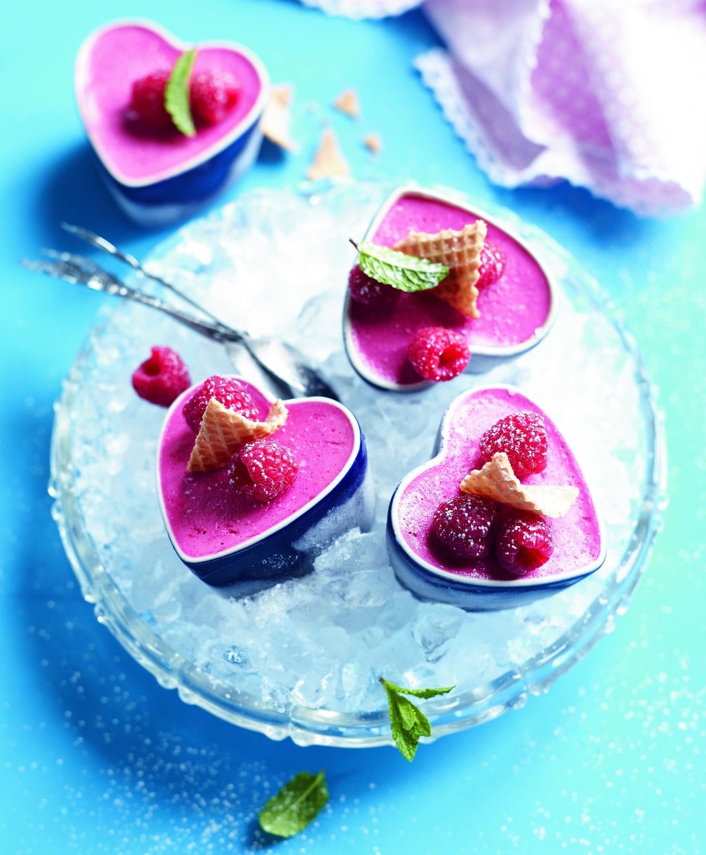 Für Himbeereis sollten die verwendeten Himbeeren richtig reif sein, desto aromatischer wird das Eis.