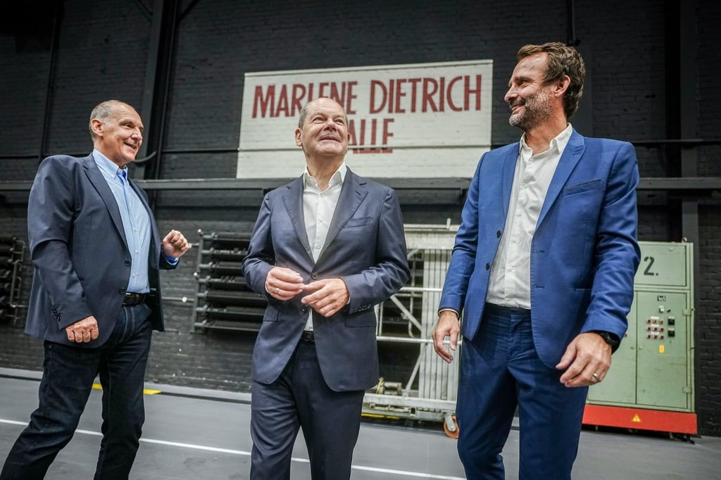 Bundeskanzler Olaf Scholz (SPD, M) stehtin der historischen Marlene-Dietrich-Halle im Studio Babelsberg.