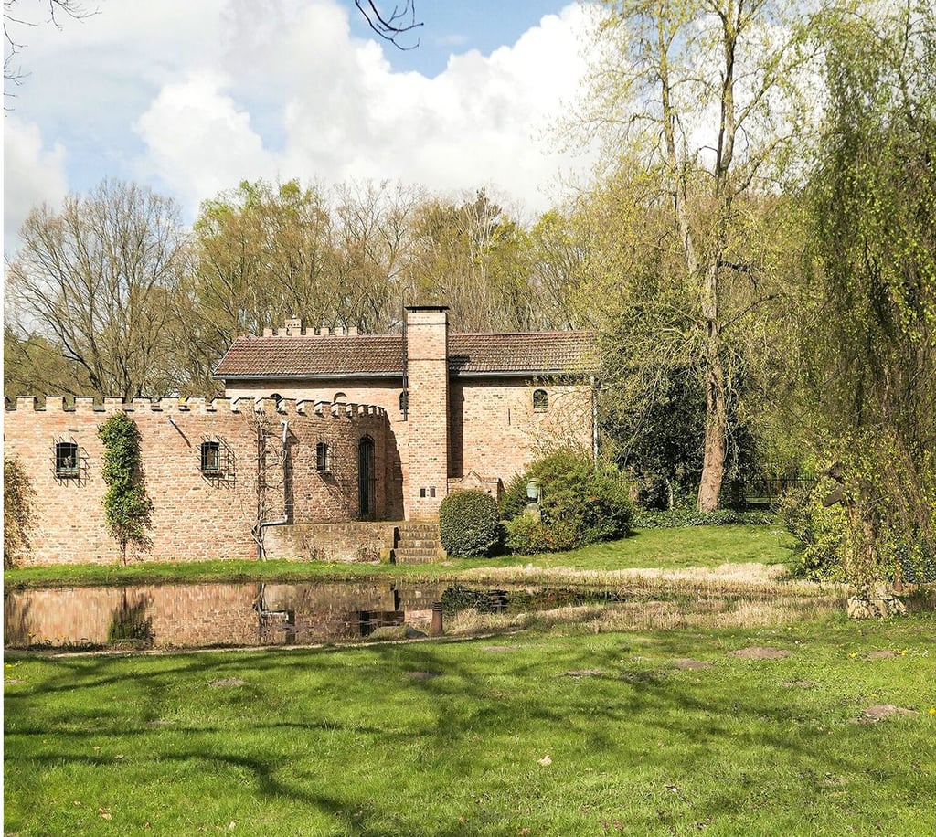 Kastellartig: Die Fenne, der Hacks-Landsitz, Groß Machnow, südlich von Berlin