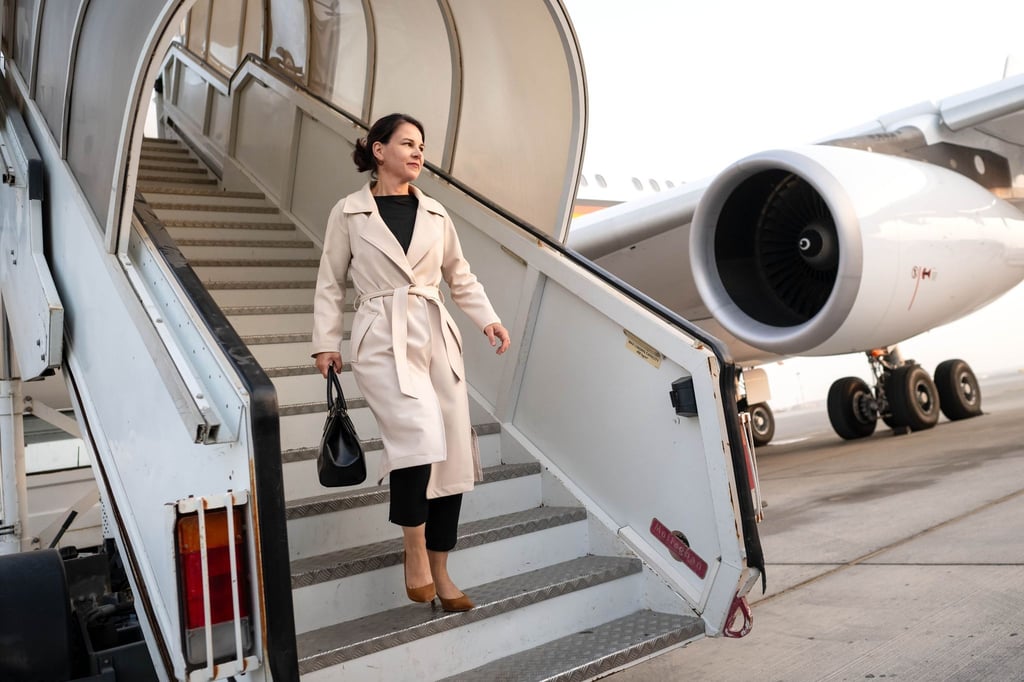 Außenministerin Annalena Baerbock steigt aus der Regierungsmaschine.