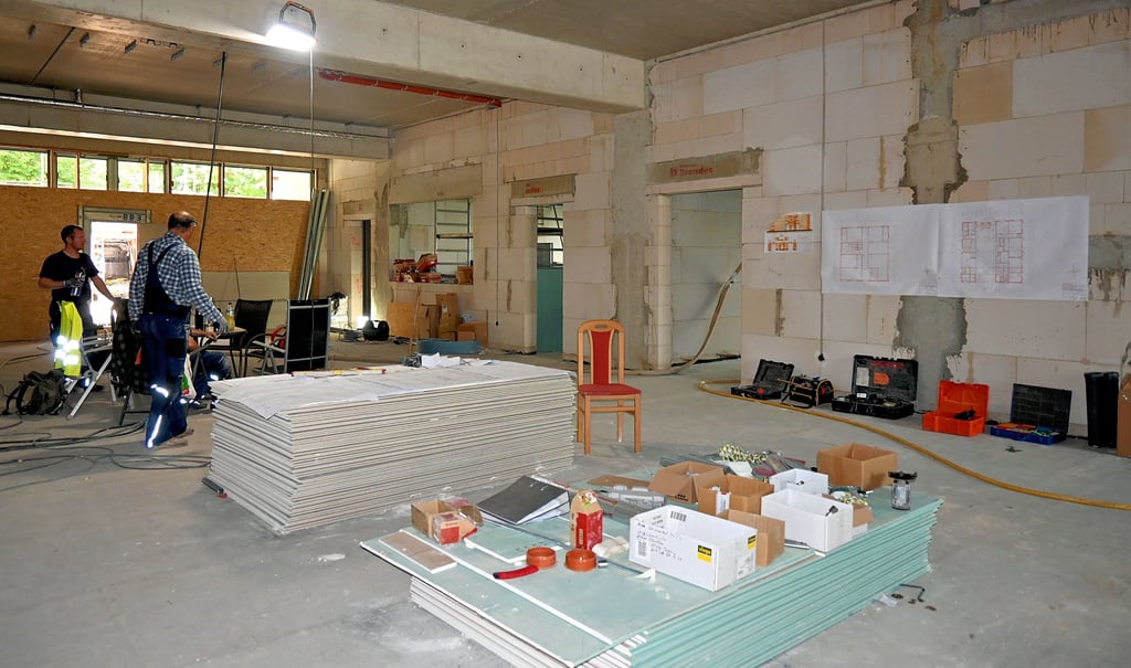 Das künftige Foyer ist aktuell Lagerplatz für Baumaterialien und Treffpunkt der Handwerker verschiedener Gewerke.