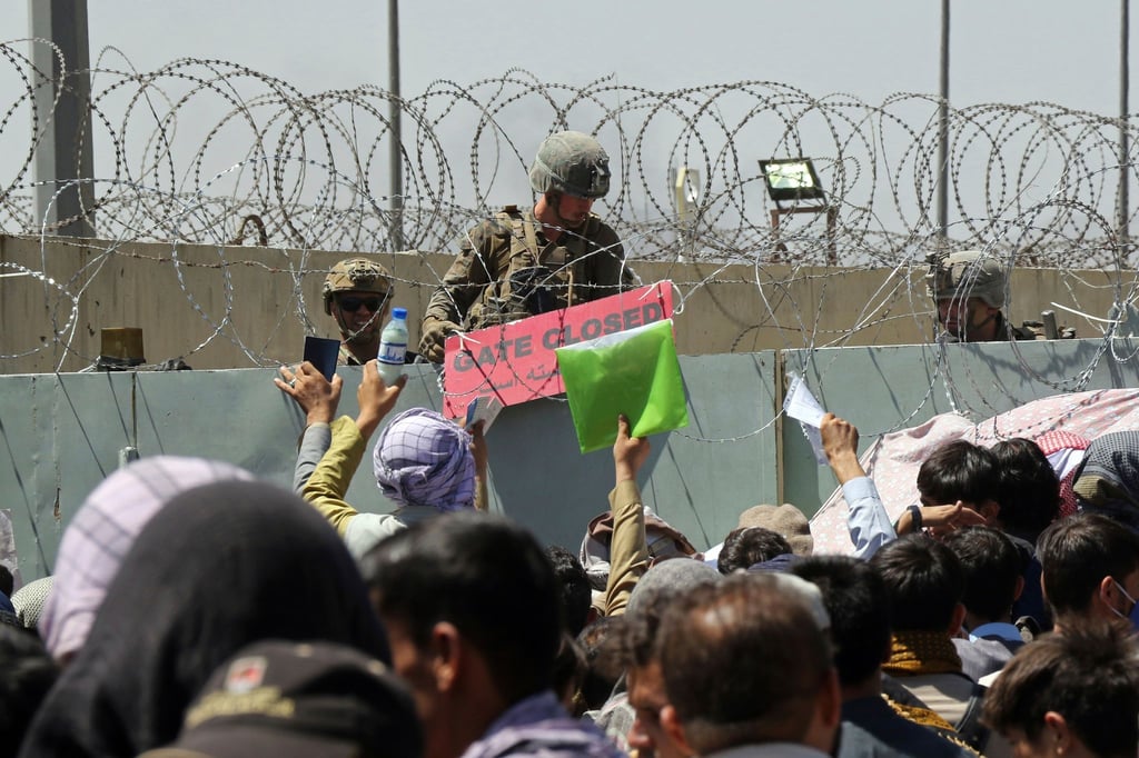 Ein US-Soldat hält wenige Tage nach der Machtübernahme der Taliban 2021 ein Schild, mit der Aufschrift „Gate closed“ auf dem internationalen Flughafen von Kabul.