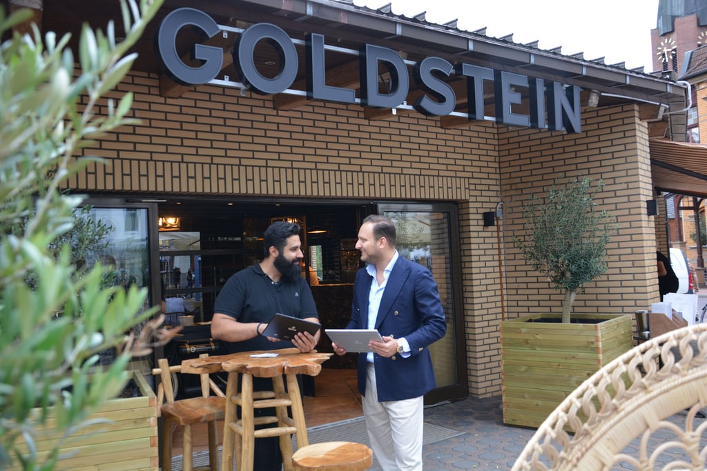 Im neuen „Goldstein“ treffen griechische Wurzeln auf mediterrane Genüsse. Iman Nabi (l.) und Vasileios Bouloumpasis geben den Startschuss.
