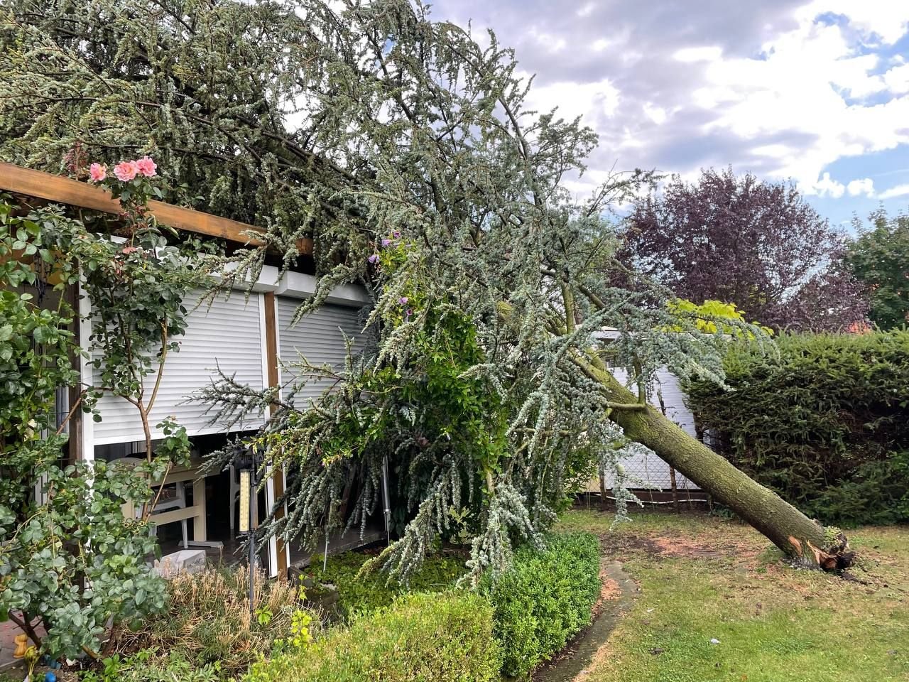 Unwetter-Schäden Durch Gewitter Und Starkregen: Viele Feuerwehr ...