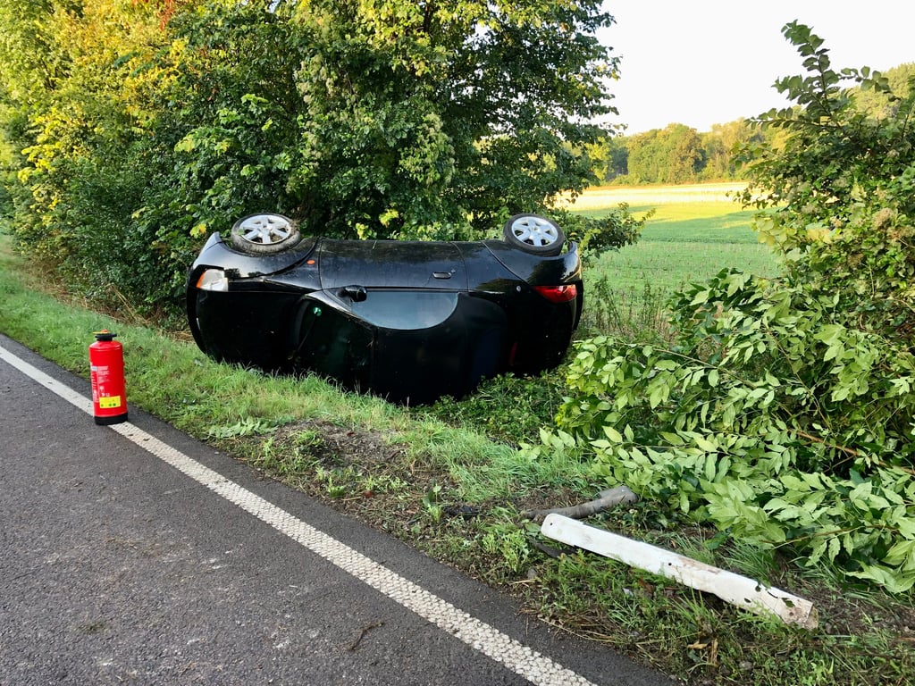 Im Graben gelandet ist dieser Pkw am Dienstag zwischen Burgliebenau und Merseburg.