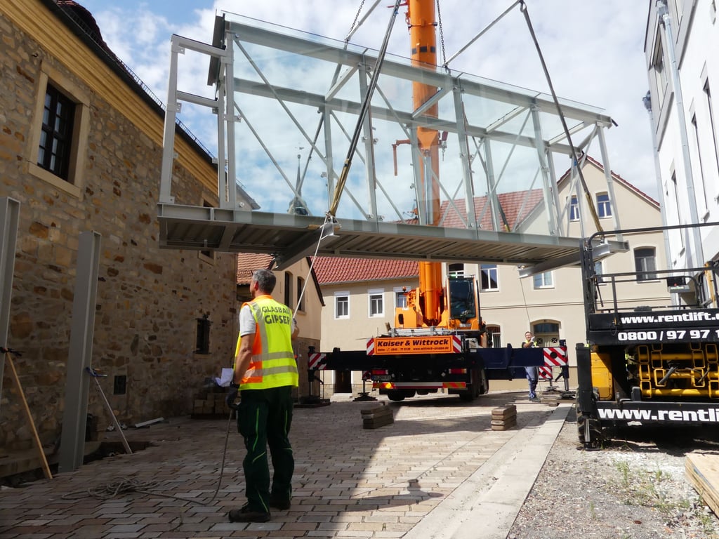 8,5 Tonnen wiegt die neue Brücke.