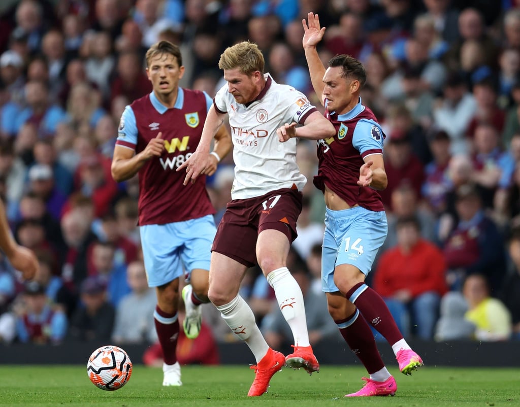 Kevin De Bruyne (M) von Manchester City fällt verletzt mehrere Monate aus.