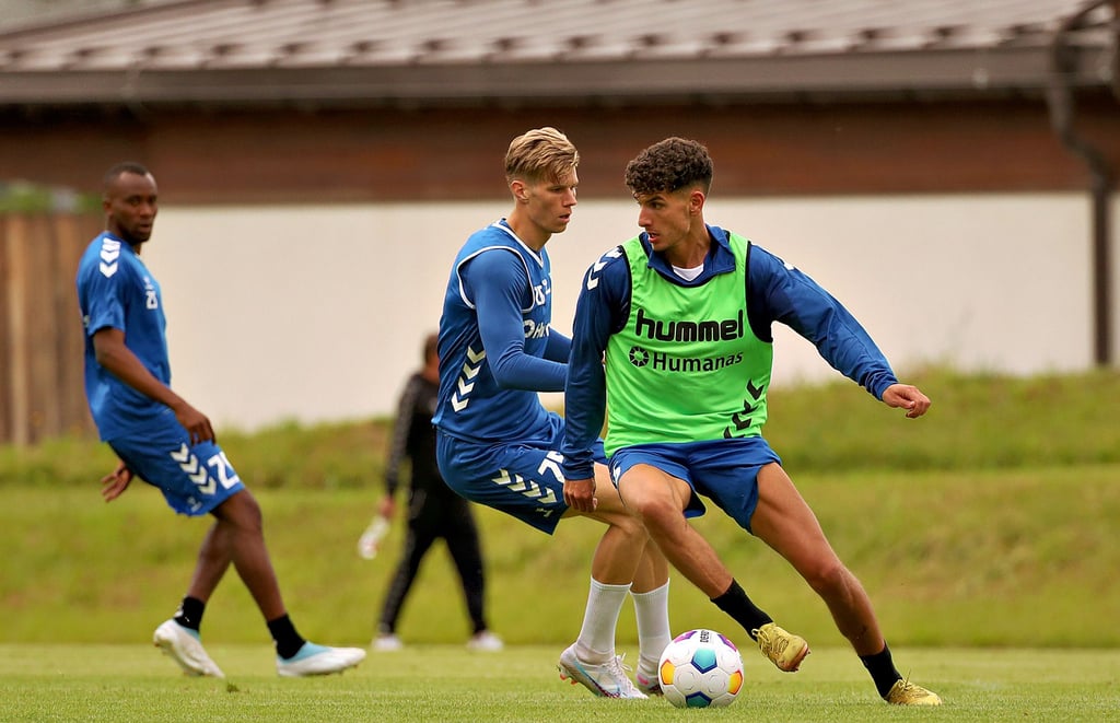 FCM-Trainer Christian Titz möchte gerne weiter auf Daniel Elfadli (am Ball) setzen können.