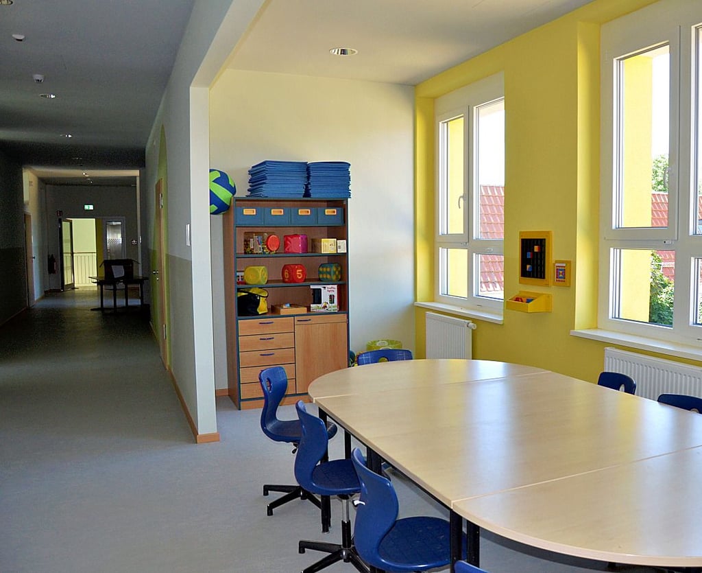 Die sanierte Diesterweg-Grundschule in Oschersleben hat nun unter anderem helle Aufenthaltsbereiche in den Gängen.