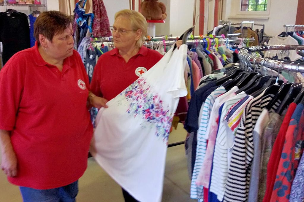 Carola Erxleben (links) und Silvia Dill beim Sichten der gespendeten Bekleidung.