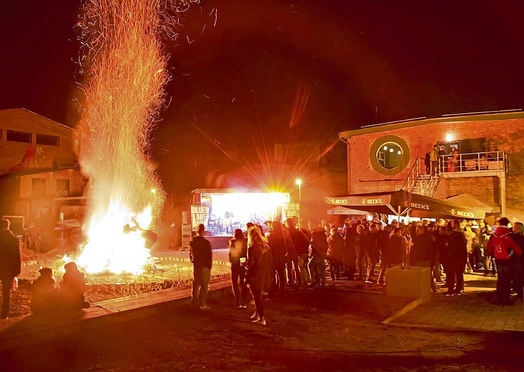 Mittlerweile schon eine kleine Tradition ist das Osterfeuer in der Hafenbar Hettstedt.