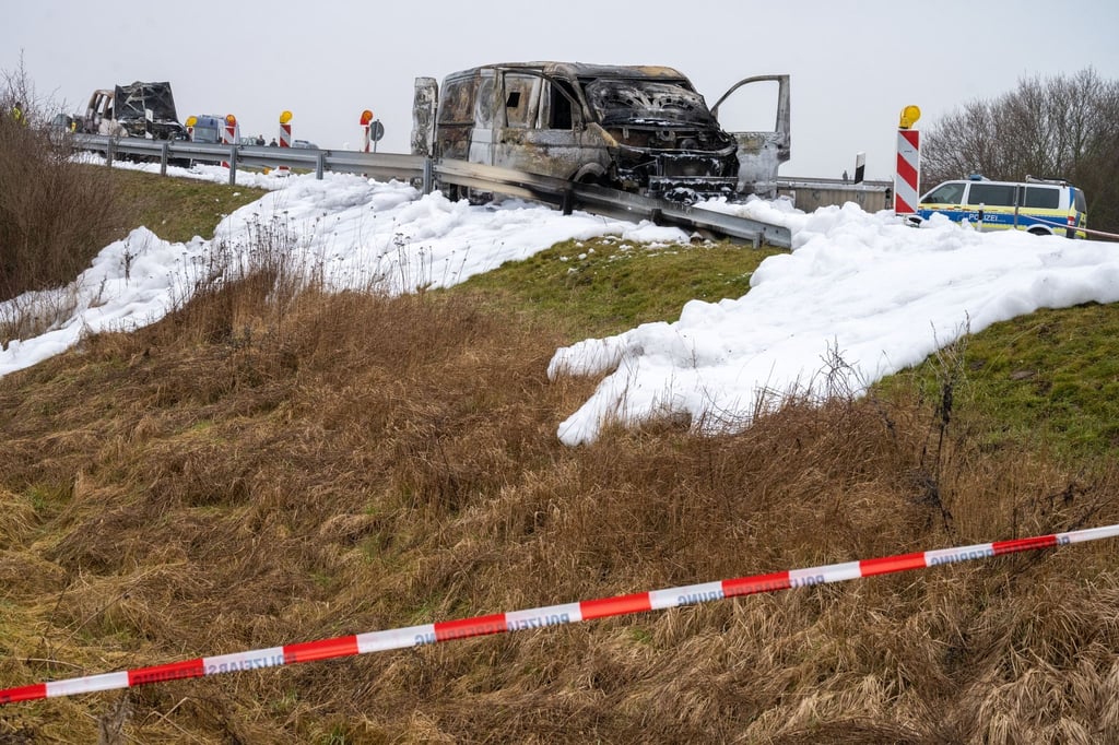 Der Geldtransporter wurde im März an der A 20 überfallen und ist komplett ausgebrannt.