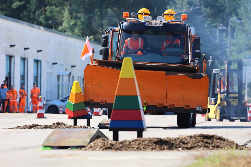 Teilnehmer am Schneepflugmeisterschaften-Vorentscheid der Niederlassung Nordost fahren über den Parcours.