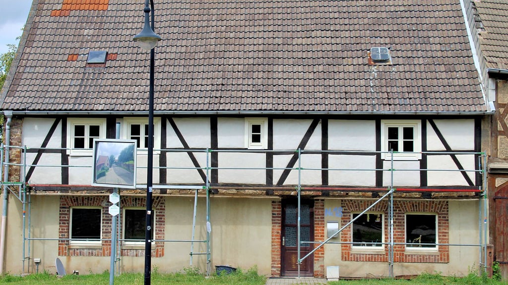 Lange Zeit stand das mehr als 200 Jahre alte Fachwerkhaus am Lindenplatz 18 in Flechtingen leer. Mit dem Kauf des Hauses hat sich Jeannette Reupke den Traum von einem eigenen Atelier erfüllt. Auch ein Hypnose- und Entspannungsstudio möchte sie einrichten.