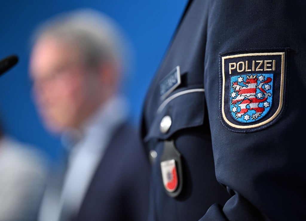 Das Wappen der Polizei Thüringen ist auf einer Uniform zu sehen.