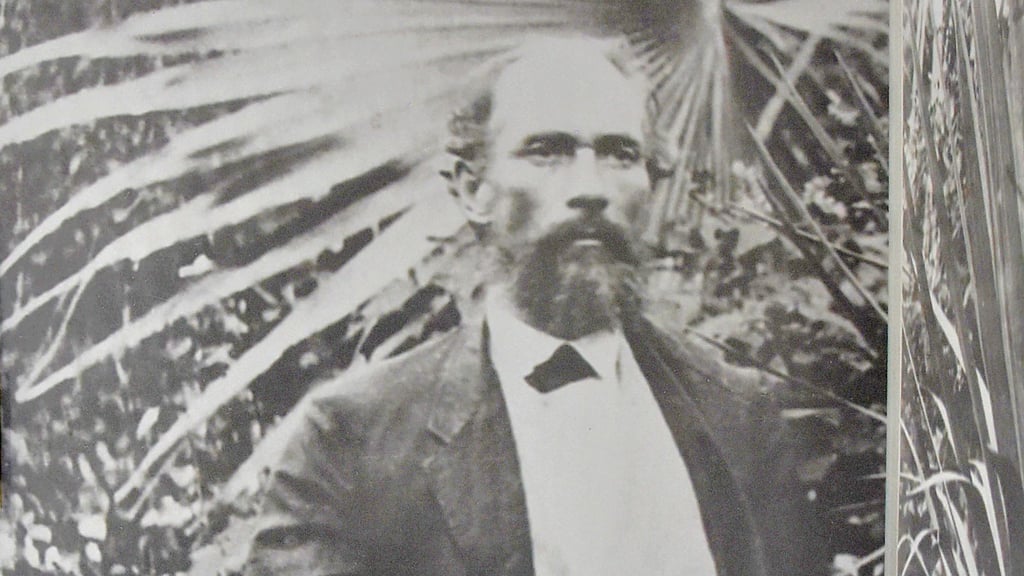 Er verbindet Hasselfelde und Blumenau – Stadtgründer Dr. Hermann Blumenau auf einer Aufnahme von 1861 in seinem Garten. Zu sehen ist sie im Blumenau-Museum in Hasselfelde.