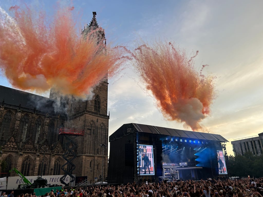 Auf dem Magdeburger Domplatz lieferte der Rapper Apache 207 eine Show mit zahlreichen Songs und diversen Effekten ab, darunter Feuerwerk, farbiger Rauch und Seifenblasen.