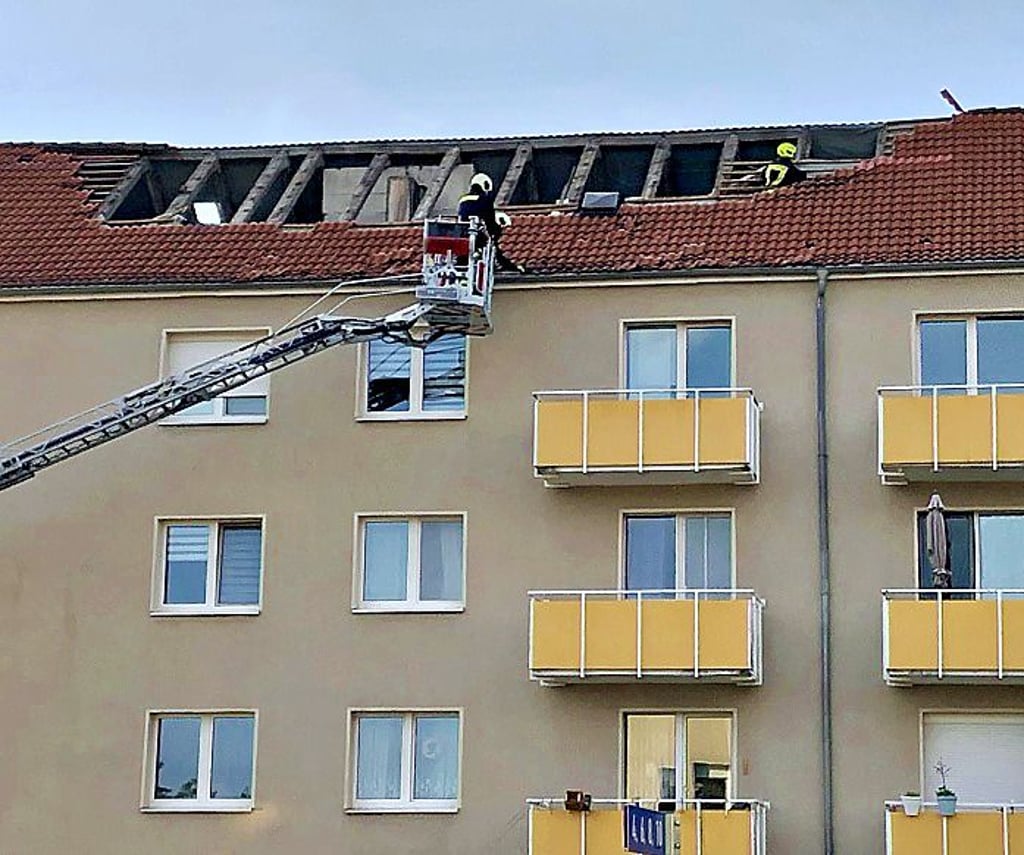 In Schkopau wurde das Dach eines Hauses durch das Unwetter teilweise abgedeckt.