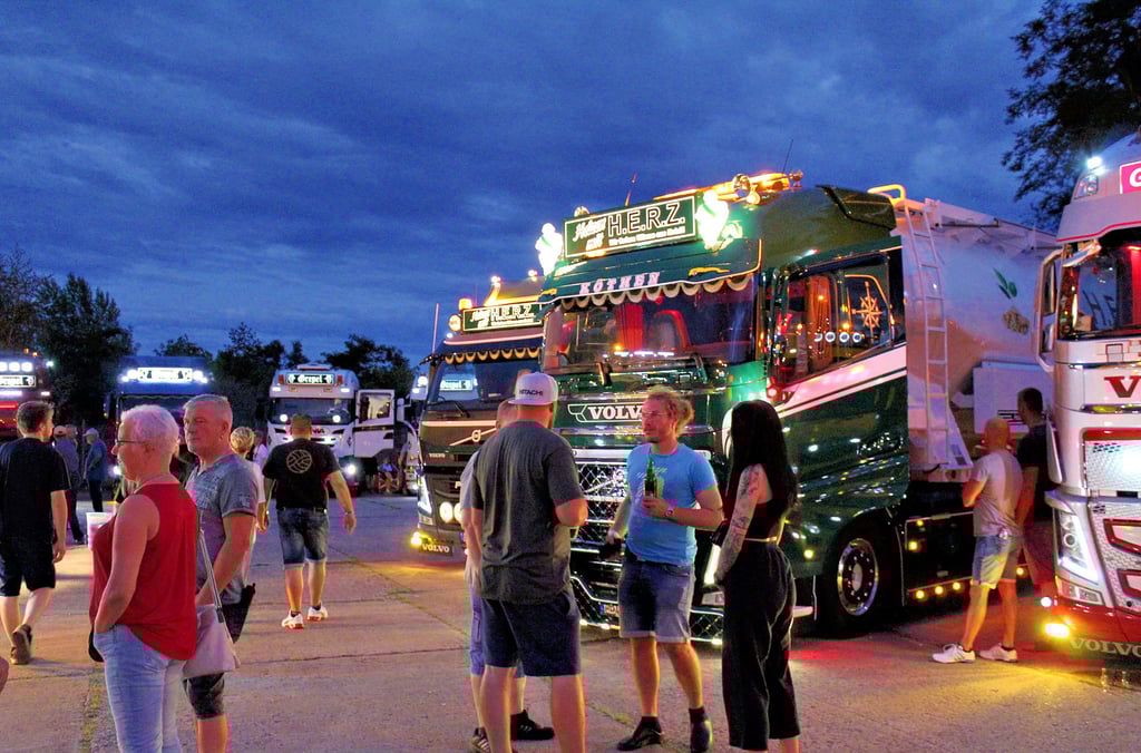 Das Truckertreffen beim Stadtfest in Aken steigt auf dem Gelände der Euroschulen und hat viele Fans, die vor allem am Abend vorbeischauen.
