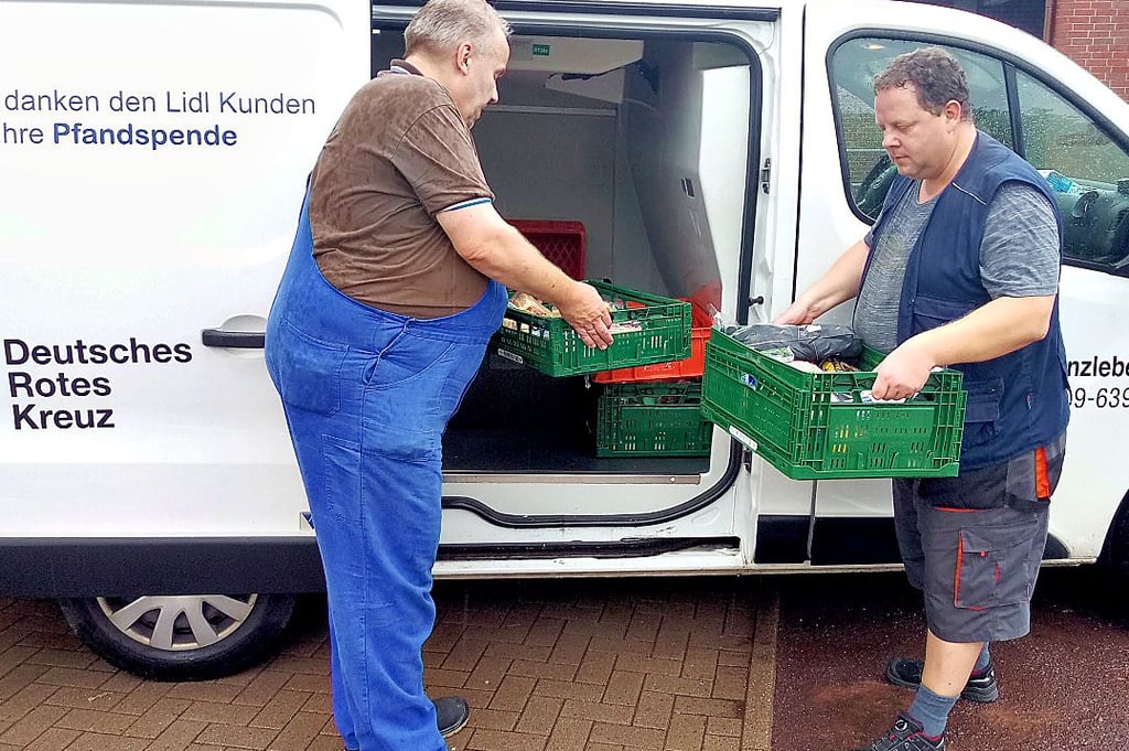 Die Fahrer Jens Fuhrmann (links) und David Riemann beim Ausladen von Spendengütern.